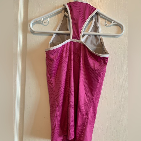 Underarmour workout tank with padded bra - Picture 2 of 2